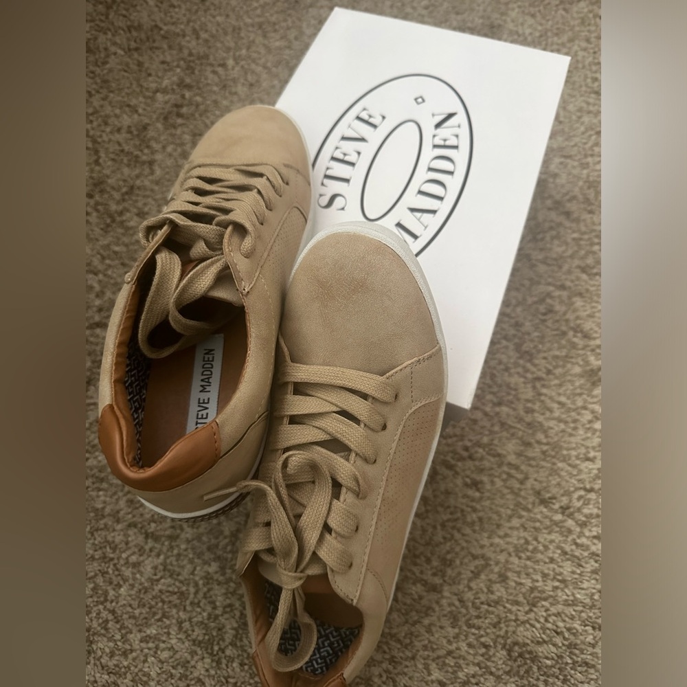 (NEW!!) Steve Madden Youth Big Boy's Size 5 BALLAM Sneakers
